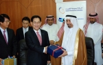서동수 두산중공업 부사장(발전BG장)과 살라 후세인 알 아와지(Salah Hussein Al-Awaji) 사우디전력회사(SEC) 이사회 회장이 라빅6 화력발전소 계약을 체결한 뒤 악수를 하고 있다.