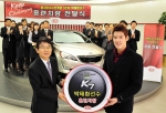 기아자동차㈜는 9일 서울 압구정동 국내영업본부 사옥에서 박태환 선수 및 기아차 임직원 100여 명이 참석한 가운데 박태환 선수가 이용할 K7을 전달했다. 왼쪽부터 서춘관 기아차 국내마케팅 실장, 박태환 선수.