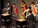 28일 광진구 악스코리아에서 <Vega Culture Project #2 – 울랄라세션 첫 단독콘서트>가 열렸다. 공연 후 있었던 현장 추첨 이벤트에서는 울랄라세션이 직접 뽑은 숫자를 통해 300명이 혁신적 스마트폰 ‘베가 LTE’를 손에 넣는 행운을 가졌다. ‘베가 LTE’는 세계 최초 동작인식 기능과, WXGA(1280x800)의 세계최고해상도를 갖춘 혁신적 스마트폰이다.