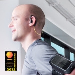 Jabra SPORT는 방수방진 성능으로 운동 중 음악청취 및 전화통화가 가능하며 FM라디오가 내장되었다.