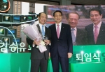 김승유 하나금융그룹 회장(왼쪽)이 본인의 퇴임식에서 김정태 신임 회장에게 감사패와 꽃다발을 전달받은 뒤 기념촬영을 하고 있다.