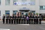 양산 전지연구센터 개소식에서 김호용 한국전기연구원장(좌측에서 7번째), 박희태 국회의원(좌측 8번째), 나동연 양산시장(좌측 9번째) 등 내외빈이 테잎 커팅을 하고 있다.