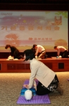 ‘2012 재난대응 안전한국훈련’을 시작한 서울지방우정청 직원들이 26일 오후 명동 포스트타워 10층 대회의실에서 심폐소생술 체험훈련을 하고 있다.