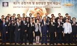 한국지엠은 2일, 협력업체 관계자 등 400여명이 참석한 가운데 공정거래 및 동반성장 협약을 체결했다. 이날 쟈니 살다나 GM해외사업부문 구매부사장(사진 앞줄 맨왼쪽부터 네번째)와 세르지오 호샤 한국지엠 사장(사진 앞줄 맨왼쪽부터 다섯번째)은 2011 GM 우수협력업체에 선정된 총 21개 국내 협력업체를 시상하고 노고를 치하했다.