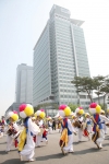 삼성 디지털시티(수원 소재)에서 열린 '2012 가족초청 사랑가득 봄나들이'에서 전통 사물놀이가 펼쳐졌다.