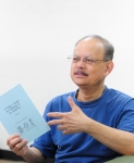 건국대 상경대학 국제무역학과 레데스마 (Rodolfo G. Ledesma, 59, 사진) 교수가 풍자 만화 ‘강아지의 미국생활 가이드’(Dog's Guide to Making It in America)를 발간했다. 레데스마 교수가 만화책을 소개하고 있다. (사진제공: 건국대학교)