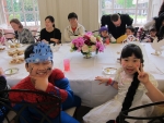 월트디즈니가 지난 20일 주최한 ‘라푼젤의 로얄 티파티(Rapunzel's royal tea party)’에 참가한 ‘정하은’양이 라푼젤과 같은 긴 머리 분장을 하고 라푼젤과의 만남을 기다리고 있다.