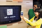 LG 새 브랜드 광고의 QR코드를 LG 옵티머스 뷰로 스캔하고 있는 모습 (사진제공: LG)