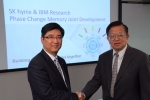6월 8일(미국 현지시각) 미국 뉴욕의 IBM연구소에서 SK하이닉스 홍성주 연구소장(좌측)과 IBM 연구소의 천 즈치앙 부사장(우측)이 공동개발 계약 체결 후 기념촬영을 하고 있다.