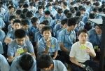 설명회에서 클린스티커를 한장씩 들고 관심있게 따라하는 청구중학교 학생들 (사진제공: 레드휘슬)