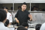 한국외식조리전문학교에서 특강을 진행하고 있는 레이먼킴. (사진제공: 한국외식조리전문학교)