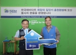 9일 강원도 춘천시 신북읍 ‘희망의 집짓기’ 공사현장에서 한국씨티은행 하영구 은행장(우측)이 한국해비타트 유태환 상임대표(좌측)에게 `희망의 집짓기 후원금' 을 전달하고 있다. (사진제공: 한국씨티은행)