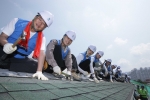 9일 강원도 춘천시 신북읍 ‘희망의 집짓기’ 공사현장에서 한국씨티은행 하영구 은행장(좌측에서 2번째)이 직원들과 함께 집짓기 작업을 하고 있다. (사진제공: 한국씨티은행)