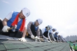 9일 강원도 춘천시 신북읍 ‘희망의 집짓기’ 공사현장에서 한국씨티은행 하영구 은행장(좌측에서 2번째)이 직원들과 함께 집짓기 작업을 하고 있다. (사진제공: 한국씨티은행)