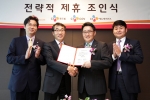 SK텔레콤과 CJ는 지난 9일 오후 2시 서울 중구 을지로 SK텔레콤 본사 T타워에서 'SK텔레콤-CJ 전략적 제휴 협약식'을 갖고, 향후 고객가치 제공을 위한 공동마케팅과 미래사업발굴에 협력키로 합의했다. 사진은 왼쪽부터 CJ푸드빌 정문목 경영지원실장, SK텔레콤 이성영 제휴사업본부장, CJ 에듀케이션즈 이준식 대표, CJ CGV윤용선 영업본부장.