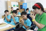 볼보 슈퍼 주니어 캠프 오카리나 연주 시간에 학생들과 원어민 선생님이 연주에 몰두하고 있다. (사진제공: 볼보건설기계코리아)