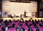 8월 17일 저녁 한국씨티은행이 후원하여 올림픽파크텔에서 열린 YWCA 청소년전국회원대회 '평화의 콘서트'에서 박진회 한국씨티은행 수석부행장이 참석한 청소년들을 격려하고 있다. (사진제공: 한국씨티은행)