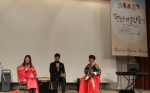 8월 17일 한국씨티은행이 후원하여 올림픽파크텔에서 열린 YWCA 청소년전국회원대회 '평화의 콘서트'에서 탤런트 여진구 씨(중앙)가 참석한 청소년들과 대화를 나누고 있다. (사진제공: 한국씨티은행)