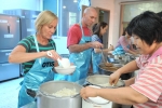 오티스 엘리베이터 케네스 말러 (Kenneth Muller) 사장 (왼쪽에서 두 번째)이 부인 수 말러 (Sue Muller 왼쪽에서 첫번째) 여사와 함께 요리 봉사중인 모습