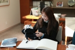 손연재가 ‘연세 곰돌이 인형’을 보면서 활짝 웃고 있다.