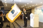 대경포럼 발대식에서 최진국 회장이 대경포럼 깃발을 들고 있다