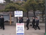 애국주의연대가 12일 오후  서초동 중앙지검 정문앞에서 제3차 우민끼 가입 종북세력 철저수사 엄단 촉구 릴레이 일인시위를 개최했다.