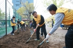 대한주택보증 김선규 사장이 나무심기에 앞서 삽으로 땅을 고르고 있다.