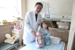 건국대병원 한설희 병원장(왼쪽)이 ‘체조 요정’을 꿈꾸는 마리아(오른쪽)에게 토끼 인형을 선물로 건냈다.