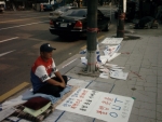 지난 2008년 8월 한달동안 광우병 촛불시위대가 피신한 조계사 정문앞에 집회신고를 내고  자유청년연대 (현 애국주의연대)가 불법 폭력시위를 반대하는 서명운동을 전개하자 8월 4일 오후 촛불시위대가 서명운동을 폭력으로 저지해 최용호 대표가 노숙 항의농성에 돌입했다.