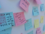 광화문 광장에 설치된 ‘문화융성 희망우체통’ 행사장 벽보에 붙은 포스트 잇의 사연이 눈길을 끈다.