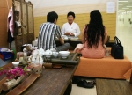 여주도자기한마당 행사장을 방문한 관람객이 전통다도를 체험하고 있다