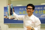 류태환 셰프가 차고 깨끗한 바다에서 온 노르웨이 고등어의 장점에 대해 설명하고 있다.