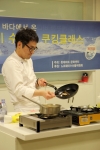 류태환 셰프가 오늘 강의를 위해 노르웨이 고등어를 활용해 특별 개발한 고등어 베샤멜 파스타와 훈제고등어 비타민 샐러드 요리 시연을 펼치고 있다.