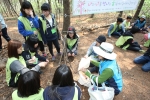 7일 경기도 광주시 태화산에서 LG 청소년 생명의 숲 교실에 참가한 서울 공항중학교 학생들이 숲속 자연물을 활용해 나무 움집을 만들고 있다.