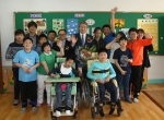 박승호 포항시장이 명도학교 학생들과 기념촬영을 하고 있다.