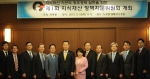 김영민 특허청장(왼쪽 여섯번째)이 백만기 한국지식재산서비스협회 회장(왼쪽 다섯번째), 김연화 한국소비자단체협의회 회장(왼쪽 일곱번째) 등 정책자문위원들과 기념촬영을 하고 있다.
