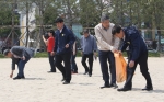 박승호 포항시장이 해수욕장 청소에 구슬땀을 흘리고 있다