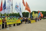 전국건설기계연합회는 소속 회원 1,000여명이 정부 과천청사 운동장에 모인가운데 건설기계노조의 불법행위 중지 규탄대회를 진행하고 있다.