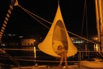 Cacoon(카쿤)은 영국인 건축가 겸 요트 디자이너 닉이 멕시코 여행 중 새 둥지를 보고 착안해 디자인 되었다.