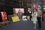 삼성전자 모델이 코엑스에서 열리는 ‘코엑스 윈터 갤러리 2021’에서 라이프스타일 TV를 통해 전시되는 디지털 작품들을 소개하고 있다