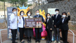 한국커피바리스타협회가 서울시립 어린이병원 의료진과 근무자에게 커피 차를 전달하고 기념 촬영을 하고 있다