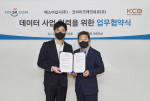 왼쪽부터 김석환 예스24 대표와 황종섭 코리아크레딧뷰로 사장이 20일 서울 여의도 예스24 본사에서 데이터 제휴사업을 위한 MOU를 체결했다.