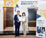 IS Cho, VP and managing director, left, receives the ‘INNOSTAR 2022 Certification in the elevator section from Eun-ju Hwang, CEO from Korea Management Registrar