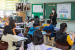 신한라이프빛나는재단이 서울 율현초등학교에서 환경교육을 진행하고 있다