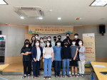 충청북도청소년참여예산학교 참가자들이 기념 촬영을 하고 있다