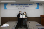 왼쪽부터 한국표준협회 강명수 회장과 신은영보청기청각언어재활센터 신은영 대표