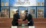 왼쪽부터 황동성 빅오션이엔엠 이사회 의장과 전재웅 애니펜 대표가 업무 협약을 맺고 기념촬영을 하고 있다