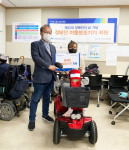 전동스쿠터를 전달받은 서울시지체장애인협회 강서구지회 장애인 회원