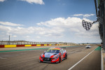 현대자동차 엘란트라 N TCR (국내명 아반떼 N TCR)이 2022 WTCR 스페인 대회에서 결승선을 통과하고 있다