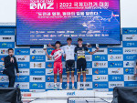 뚜르 드 디엠지(Tour de DMZ) 2022 국제청소년 도로사이클 대회에서 우승한 선수들이 기념 촬영을 하고 있다